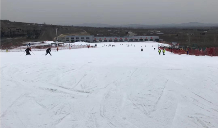 临沂茶山滑雪场滑雪器材春节抢先购80000平米雪场初中高级雪道