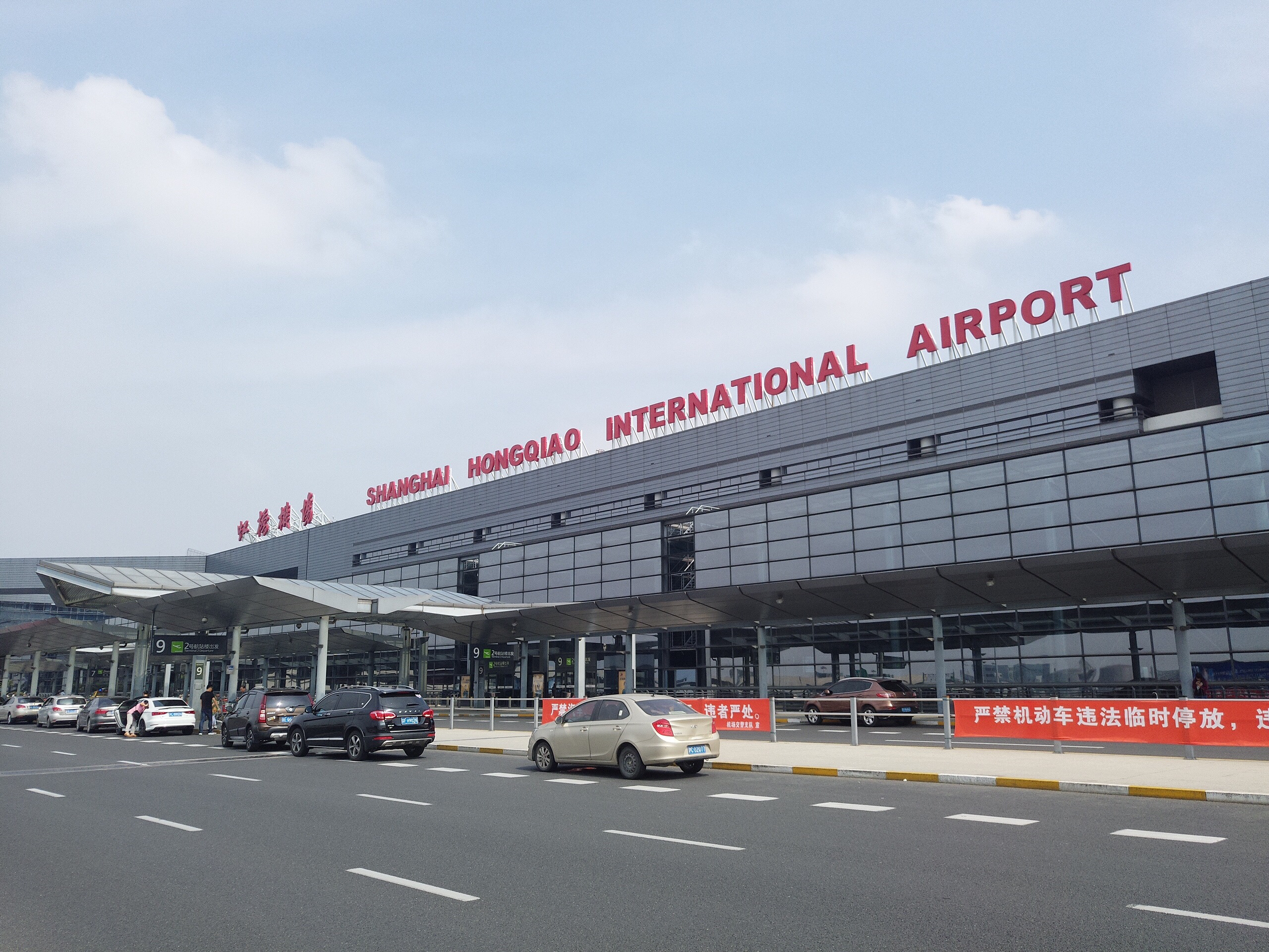上海两机场与苏州之间长途客运班线频繁,交通方便.