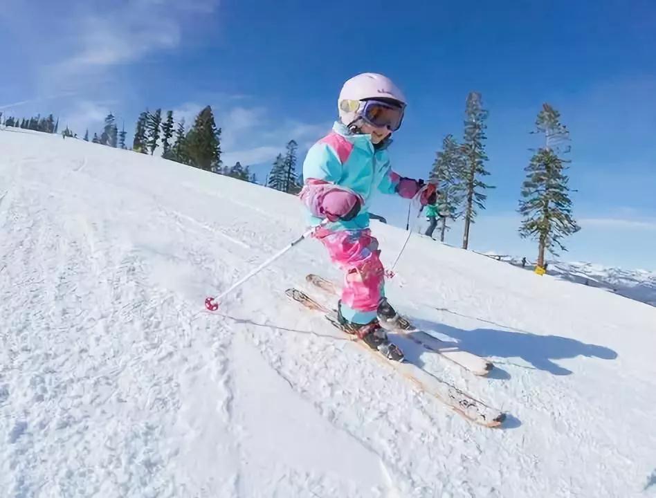 他们都会带上自己家的小朋友一起体验滑雪的全新世界