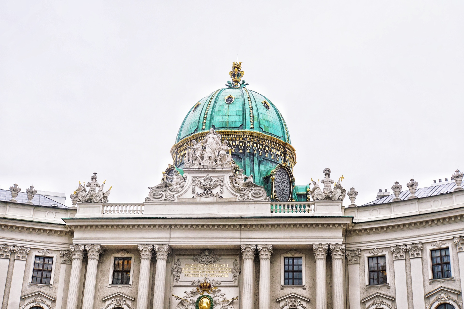 维也纳必游景点 茜茜公主博物馆位于霍夫堡宫宫廷议会的回廊中,博物馆