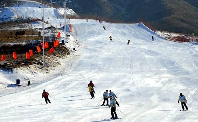 营口何家沟滑雪门票滑雪场设有初级中级高级雪道适用于各种人群