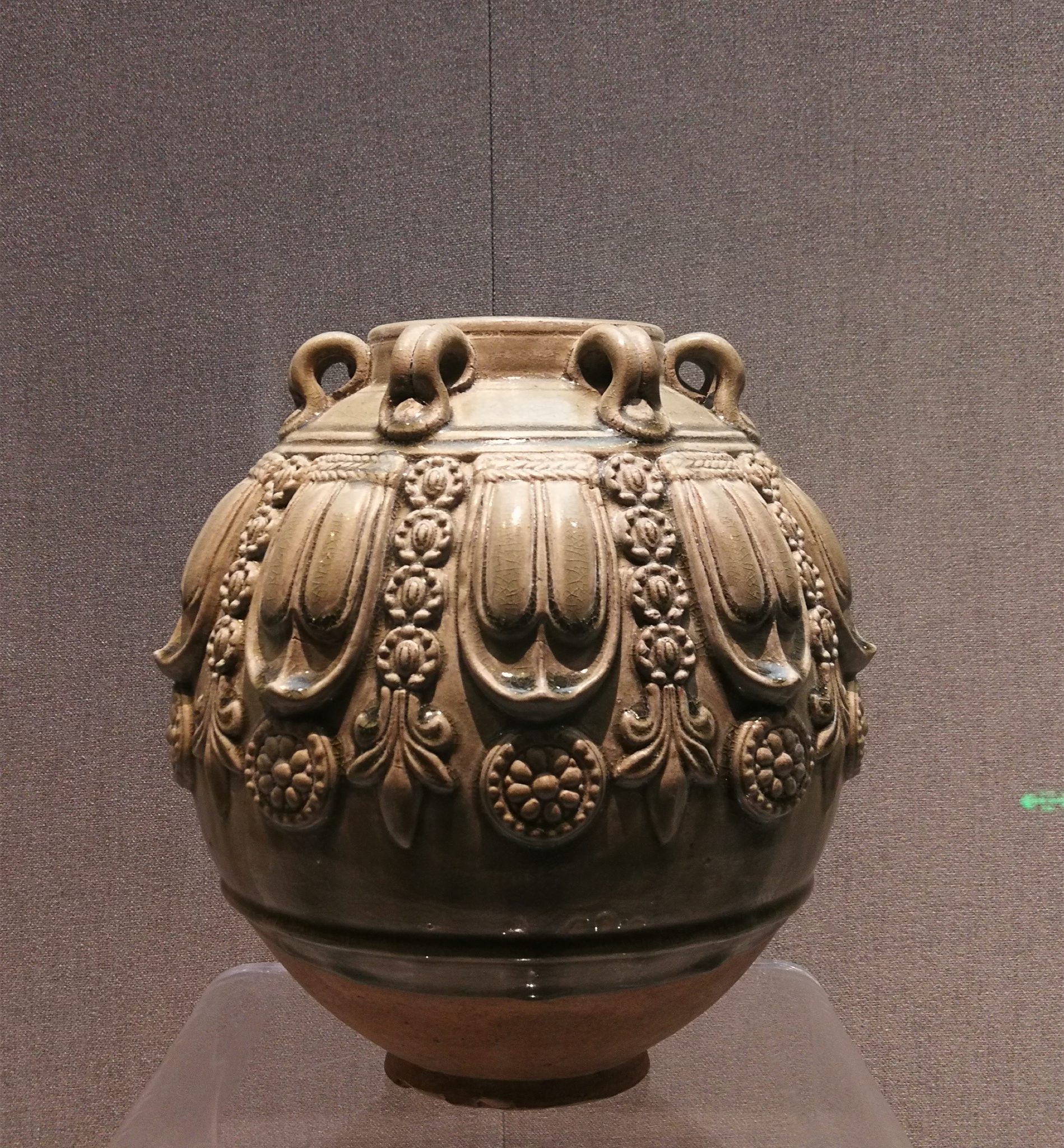 约公元581-618年,隋朝,青瓷覆莲纹堆塑八系尊
