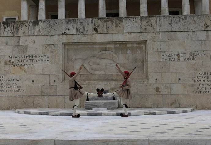 宪法广场 【宪法广场】雅典的中心地带,是为纪念1834年在此颁布的最初