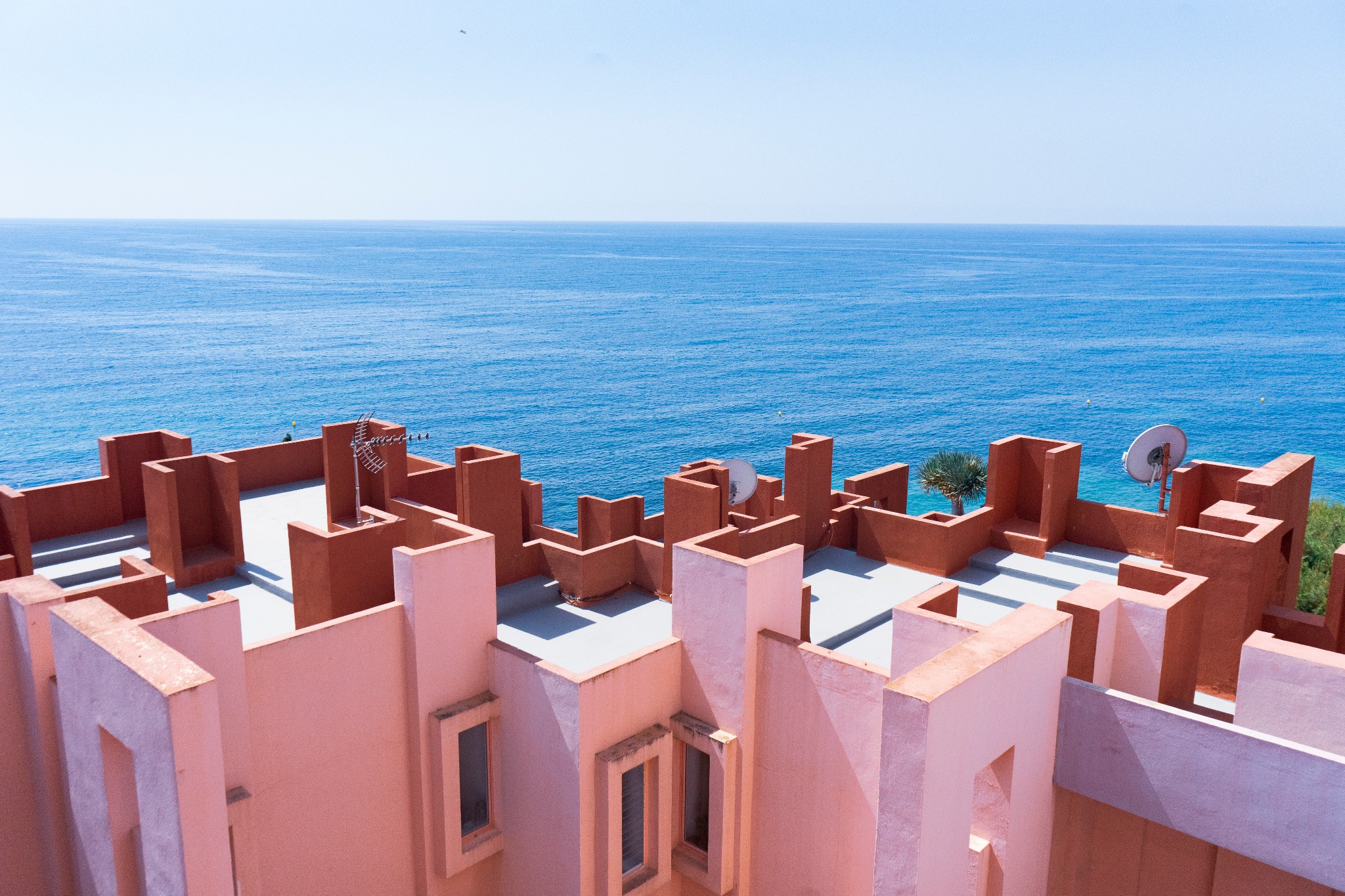 西班牙红墙:海边的彩色楼房!(la muralla roja 纪念碑