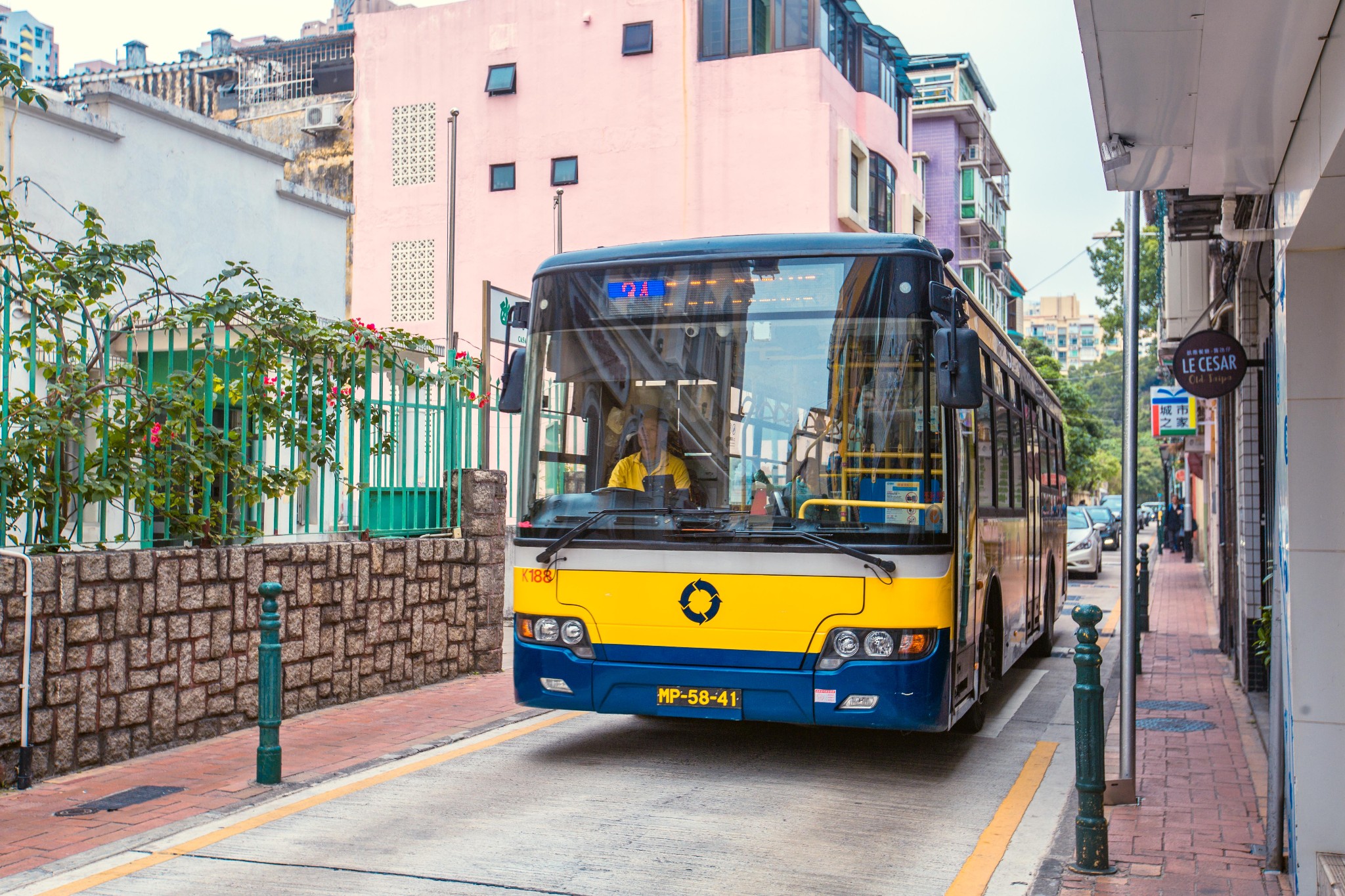 港澳的马路都不算太宽阔,没想到公交车居然