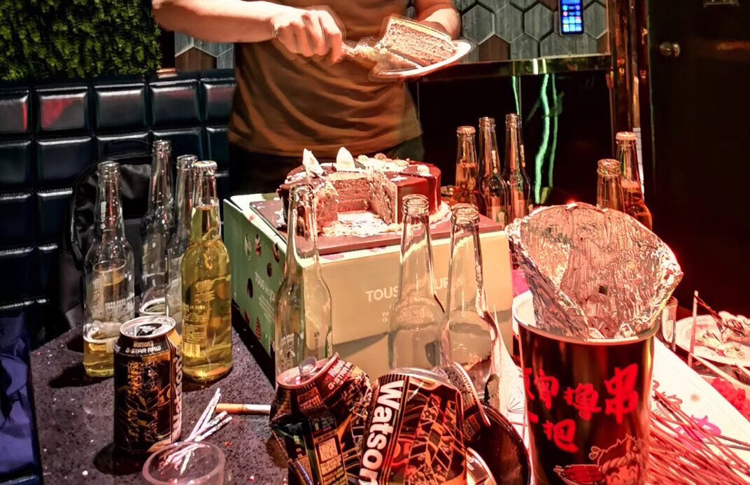 用酒把美女灌吐2