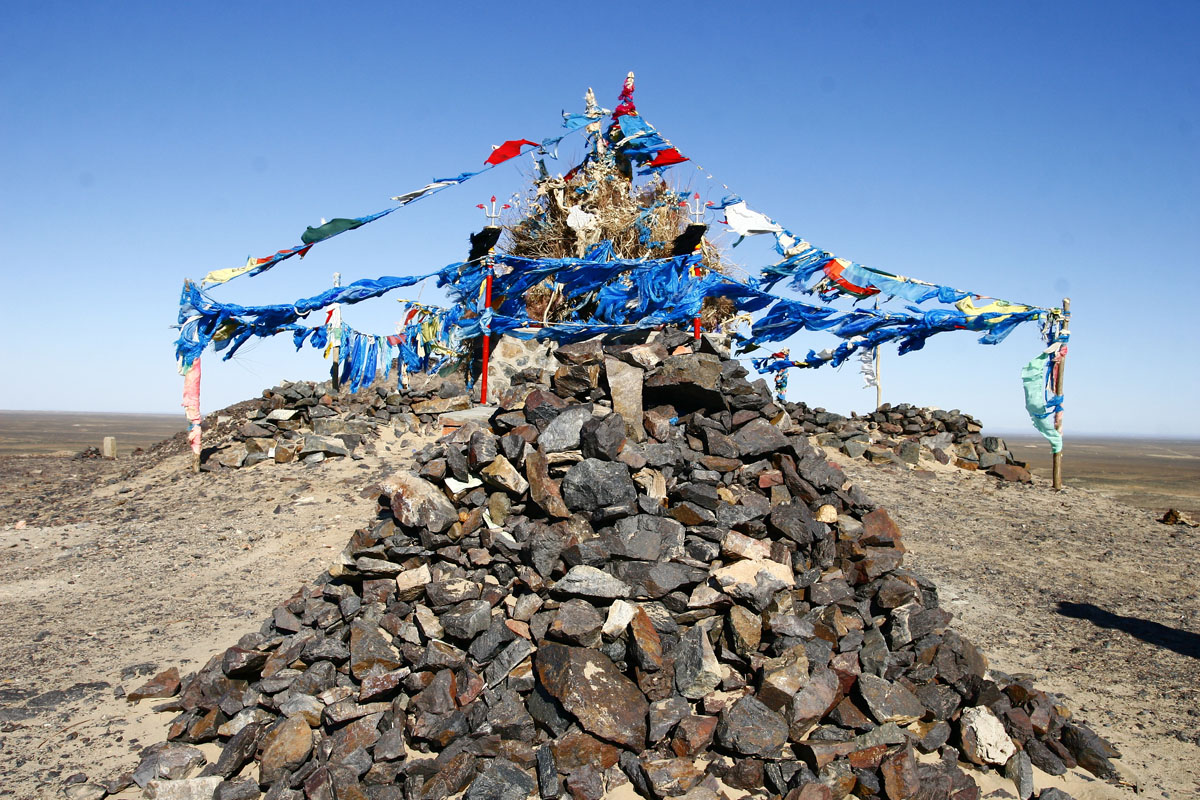 祭祀居延海边宝日敖包