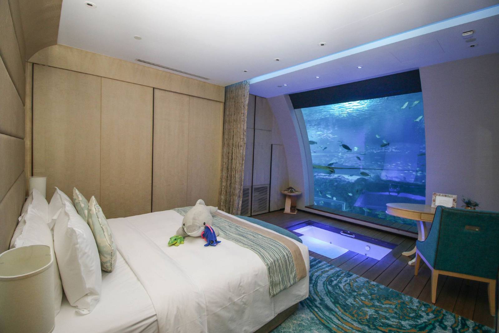 新加坡圣淘沙海滨别墅度假酒店-海底套房(鱼儿相伴)