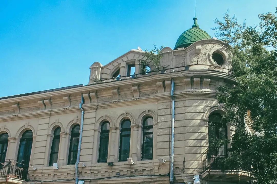 现存的犹太国民银行旧址建于1923年,属于文艺