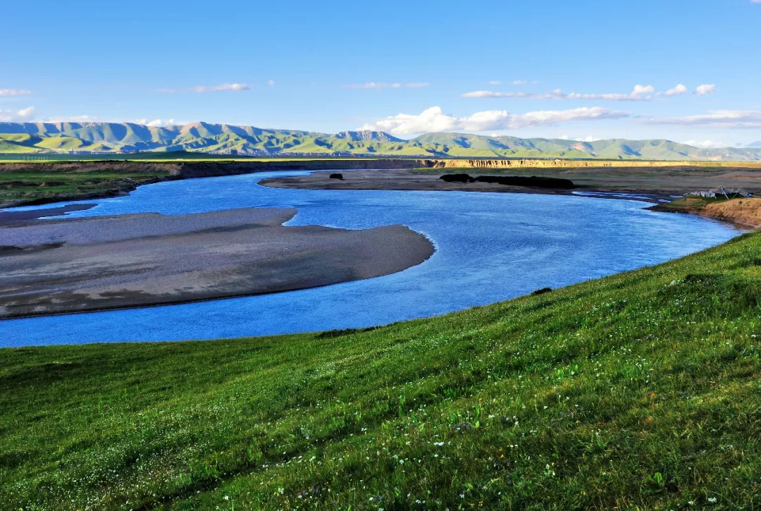此时的黄河还是一湾温柔的清水,同诸多发源于青藏高原的河流