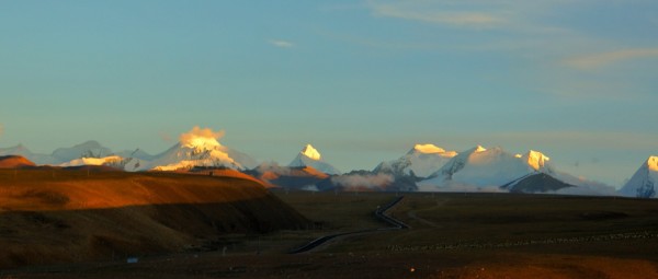 西藏著名山峰排名 wKgED1vZEG-AGVQ3AAH6rdlQUgI94.jpeg?imageView2%2F2%2Fw%2F600%2Fh%2F600%2Fq%2F90