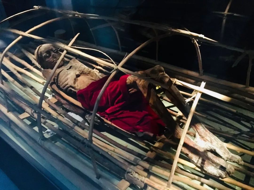 吐鲁番博物馆展出的干尸有11具,主要出自阿斯塔那,洋海古墓群等.