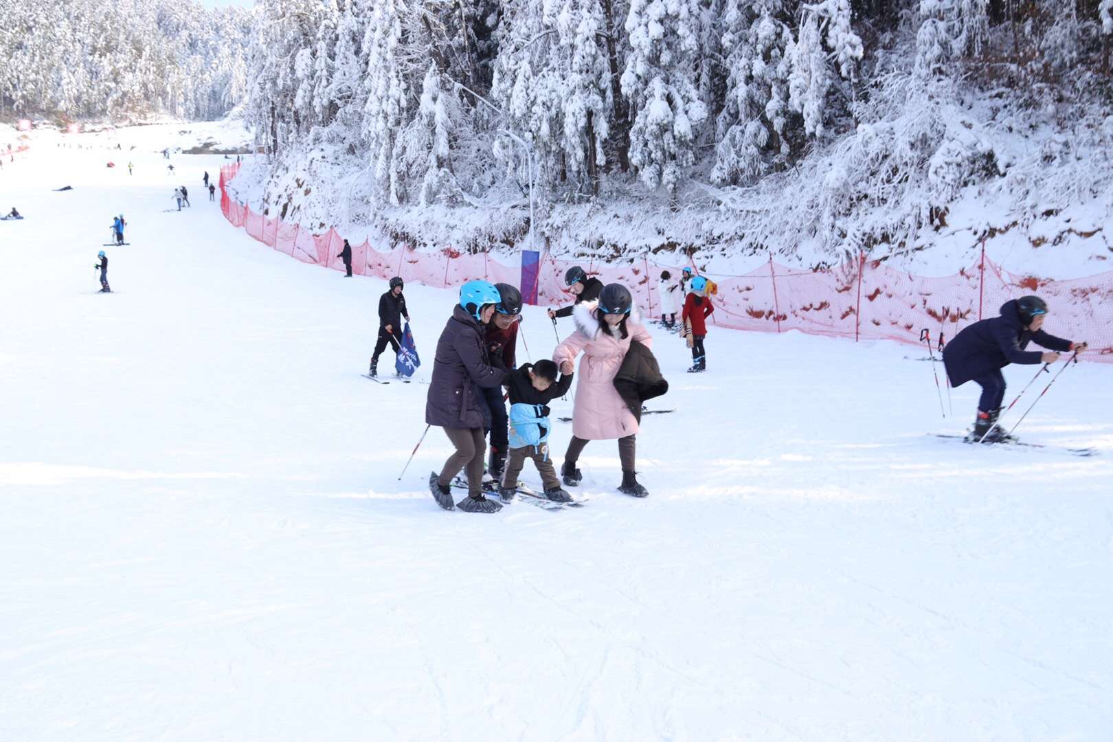 罗田红花尖滑雪一日游5万平米嬉雪区特色儿童戏雪乐园全新欧洲进口