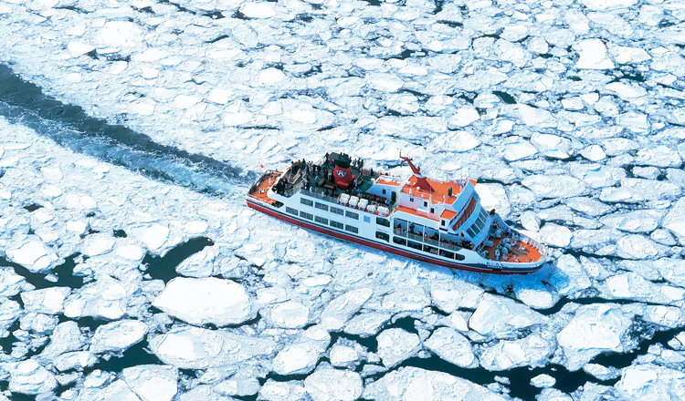 从位于1楼的船头舱可以看到船头奋勇破冰前行的情景.