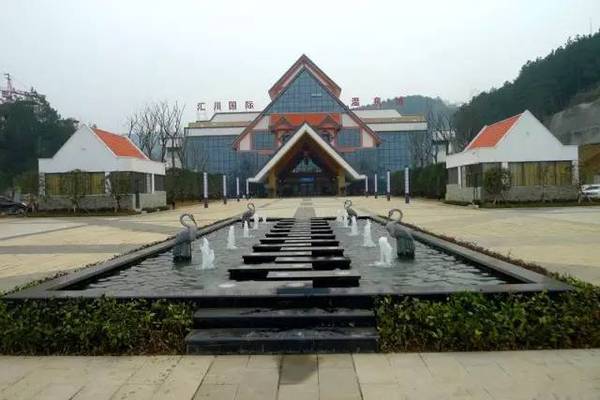 绥阳汇善谷养生温泉酒店位于207省道42公里处,在温泉客运站斜对面.