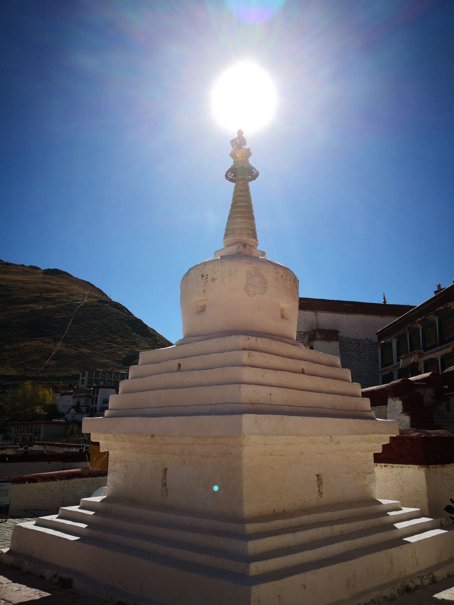 藏传佛教格鲁派祖庙甘丹寺(图)