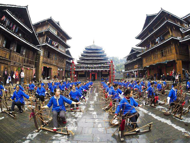 感受少数民族吊脚楼,斑驳青石板路和原生态的少数民族原住民风情,不宽