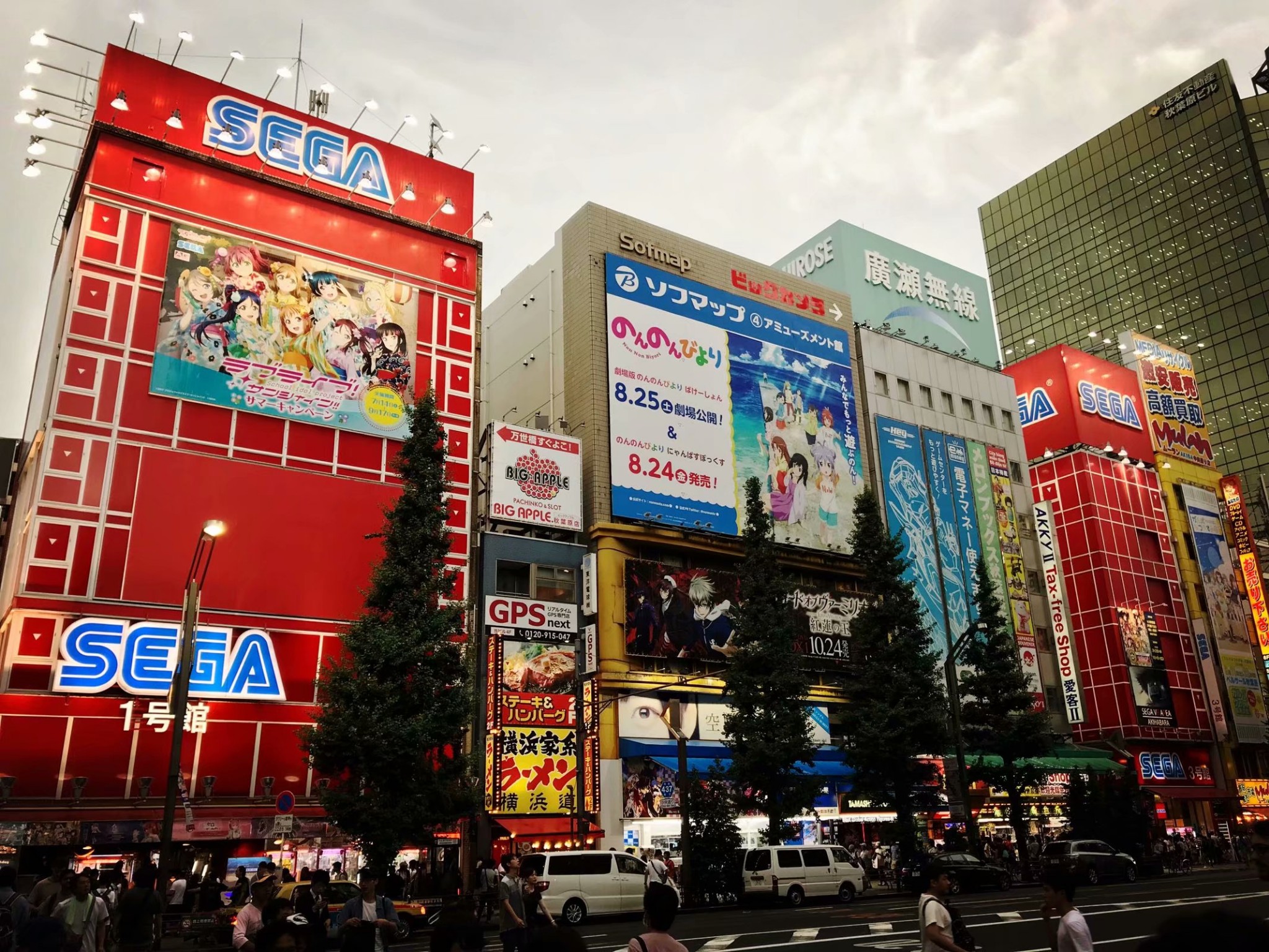 日本东京红邂逅高达与秋叶原海贼王