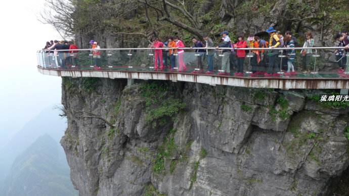 产品说明:本产品包含福建天门山景区玻璃天桥栈道,鞋套,大峡谷门票