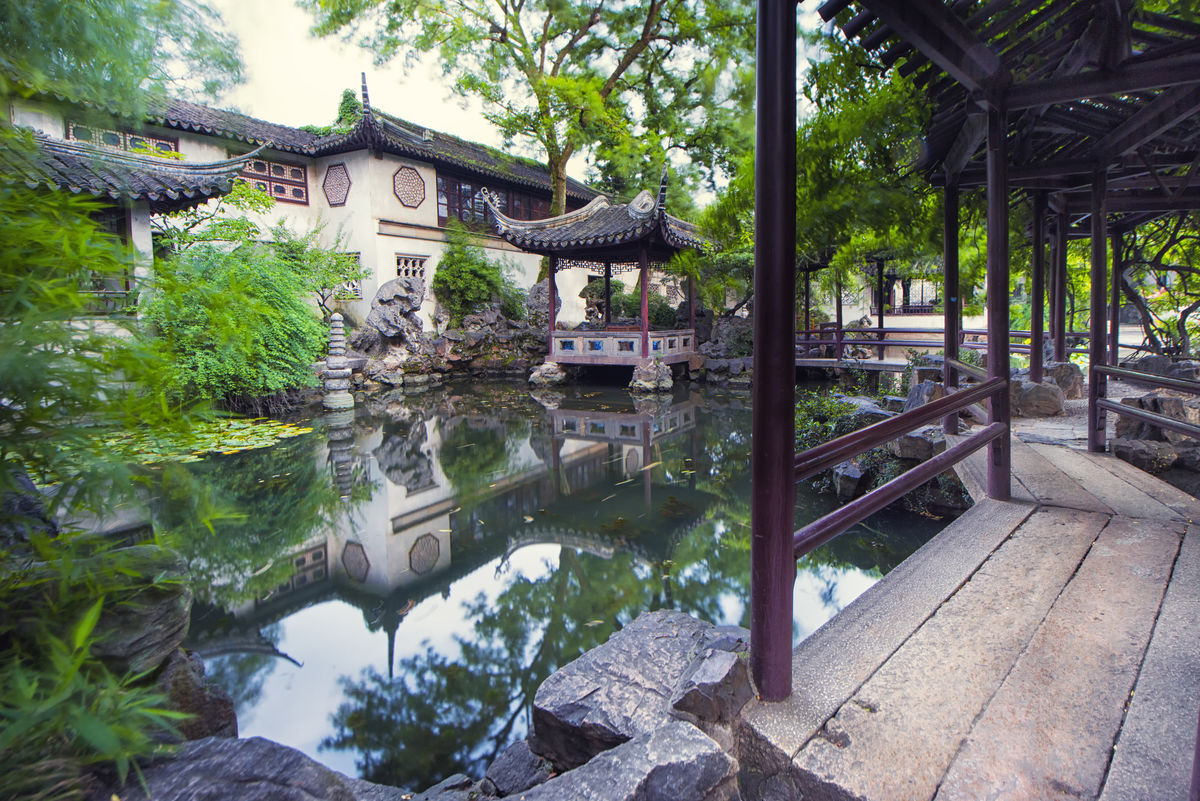 中国四大名园之一,以收放自然的精湛建筑艺术而享有盛名,观赏留园三绝