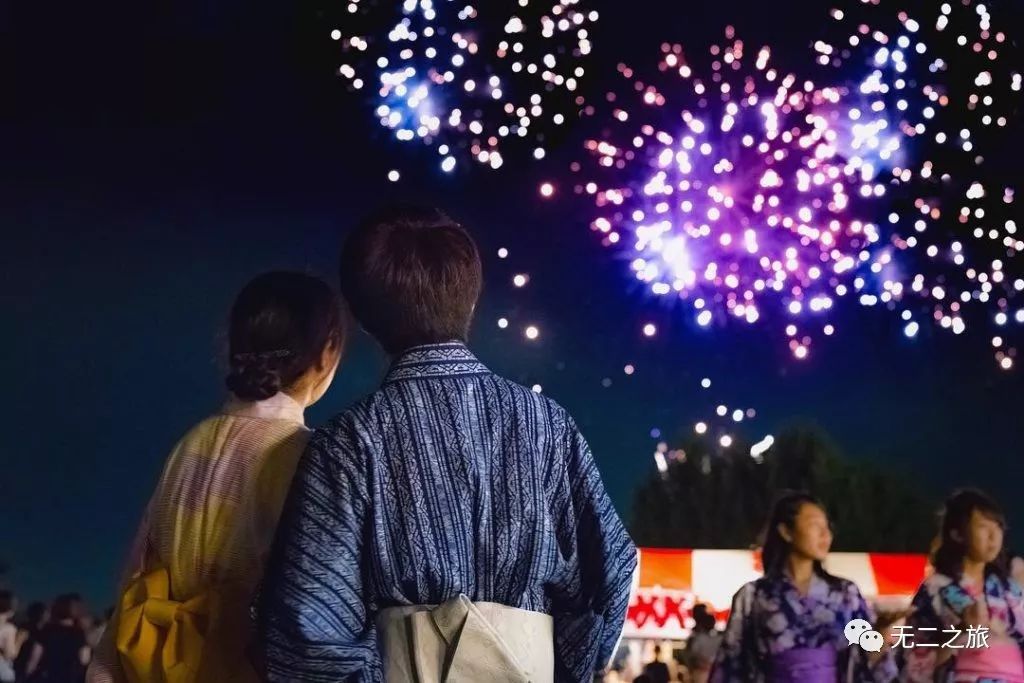 夏夜里,穿上好看的浴衣,和心爱的人一起去看大大小小的烟火从海上