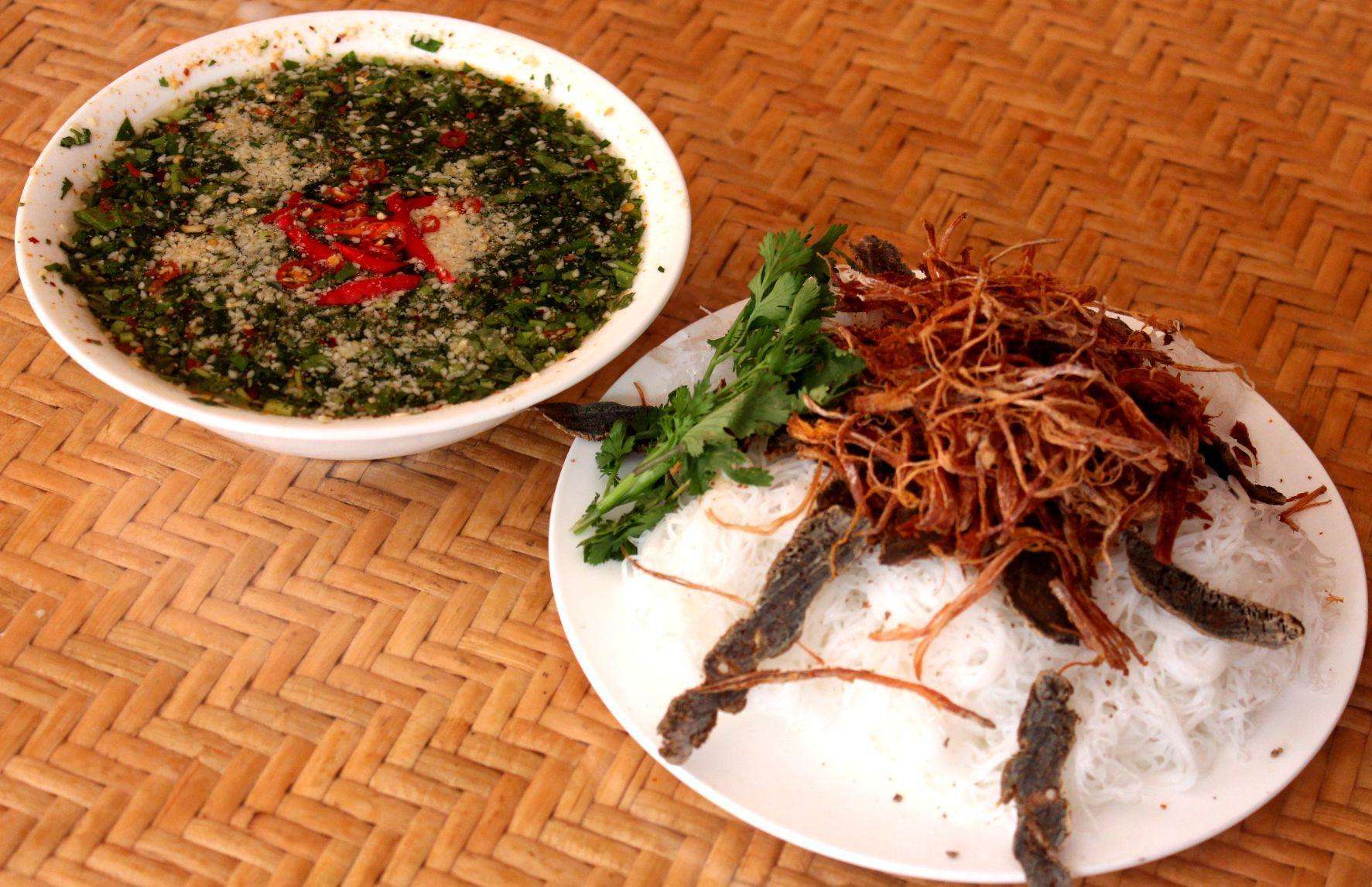 其中德宏傣味凉米线"撒撇"是最受欢迎的菜品兼主食:牛苦撒清凉去火