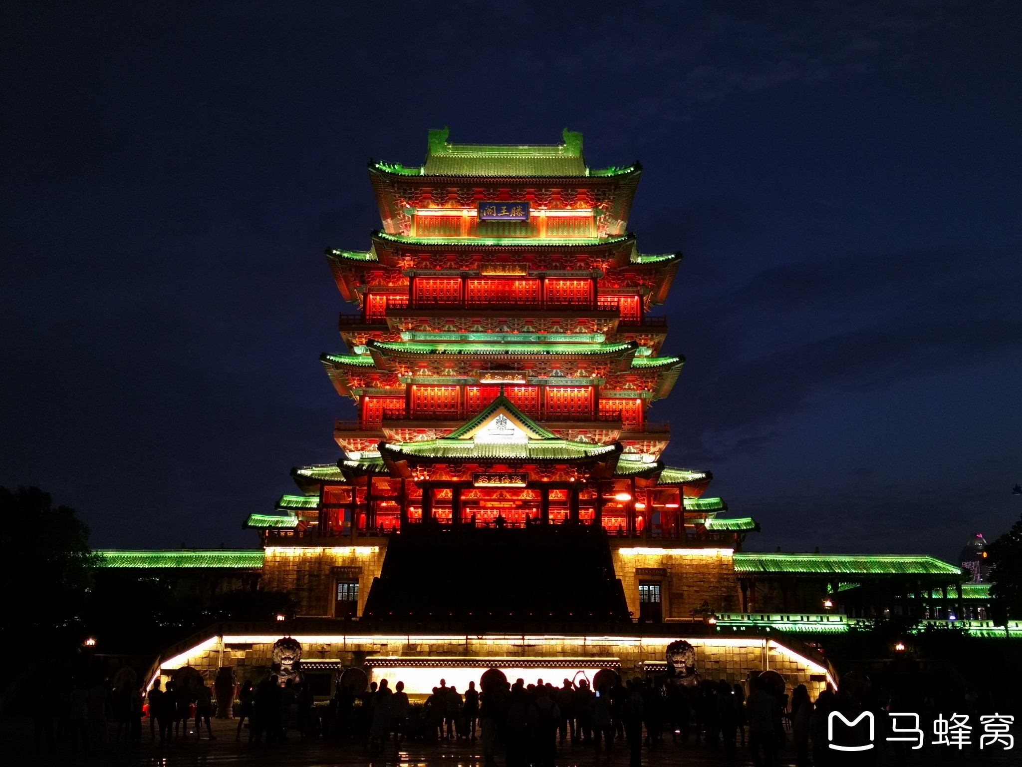 夜晚外出散步走到南昌滕王阁进去参观夜景