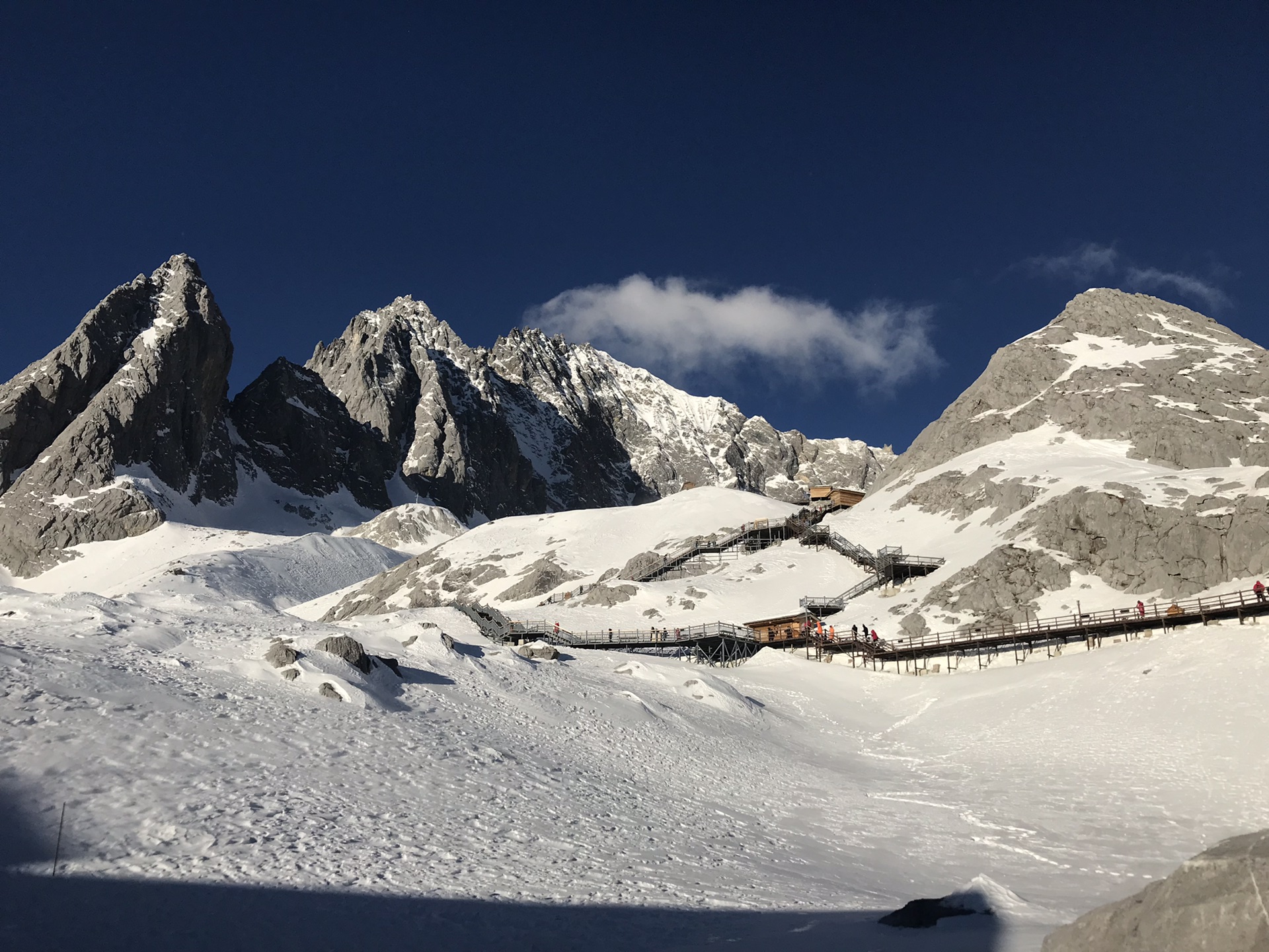 玉龙雪山4506石碑      