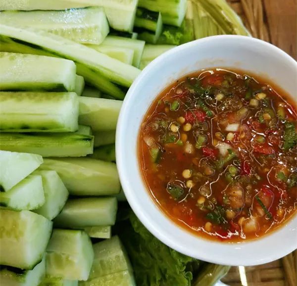 用烤蕃茄做成的"喃咪,是傣味里的常见蘸料