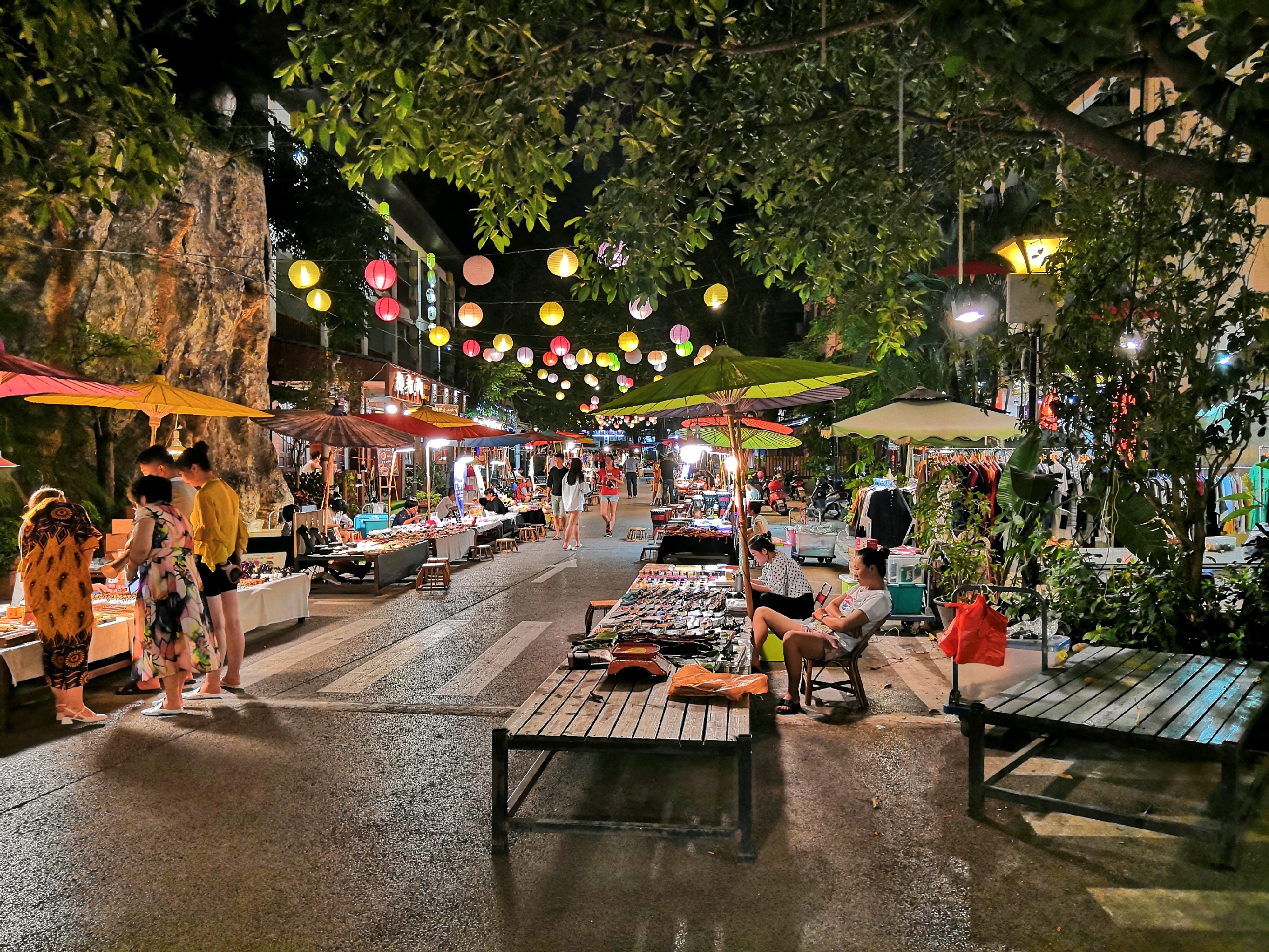 云南西双版纳景洪市告庄夜市