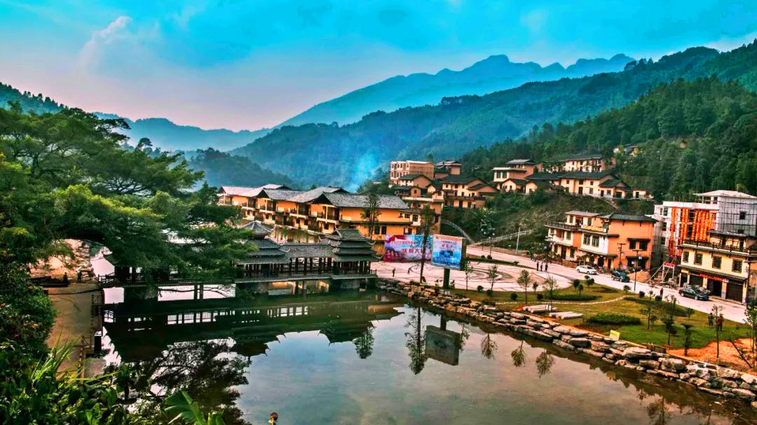 划竹排,溪水抓鱼; 长坪瑶族乡位于广西壮族自治区梧州市蒙山县东北部