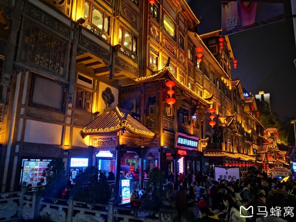 洪崖洞里面是什么 wKgEaVxlApWAIUS6AA9Mc4YyEto76.jpeg?imageView2%2F2%2Fw%2F600%2Fh%2F600%2Fq%2F90