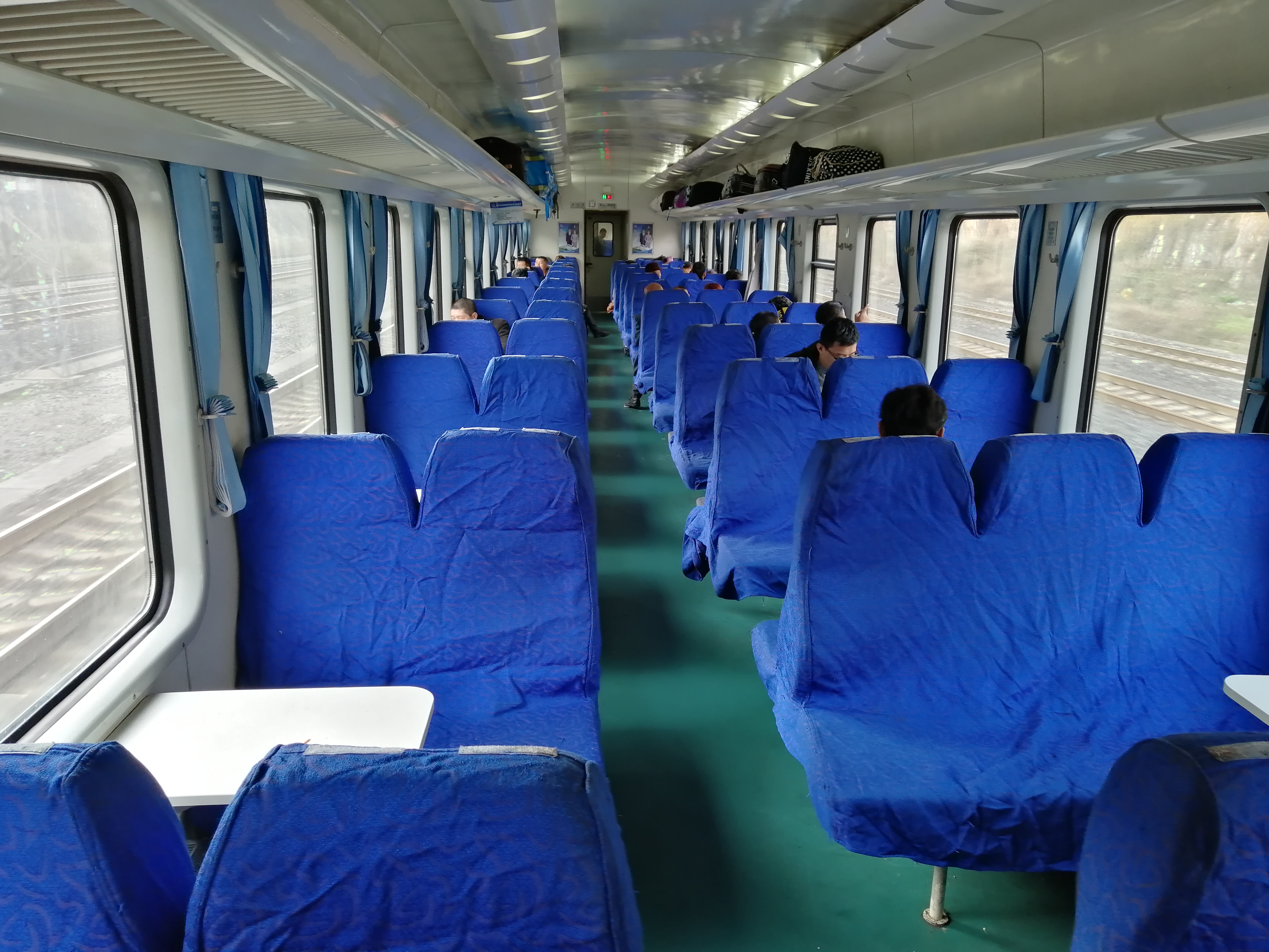 从镇远回贵阳的火车乘客很少,每个买硬座票的 乘客都可以享受卧铺待遇