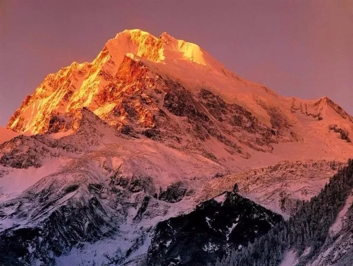 梅里雪山,玉龙雪山,海螺沟与牛背山日照金山观赏指南