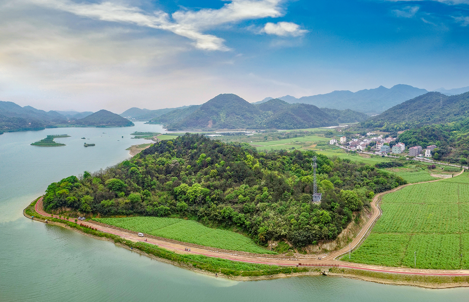 航拍浙江诸暨布谷湖一汪湖水静悠悠