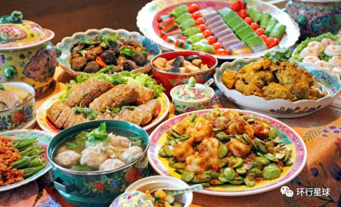 西餐是长桌,中餐一般是圆桌,但峇峇娘惹采用了西餐长桌