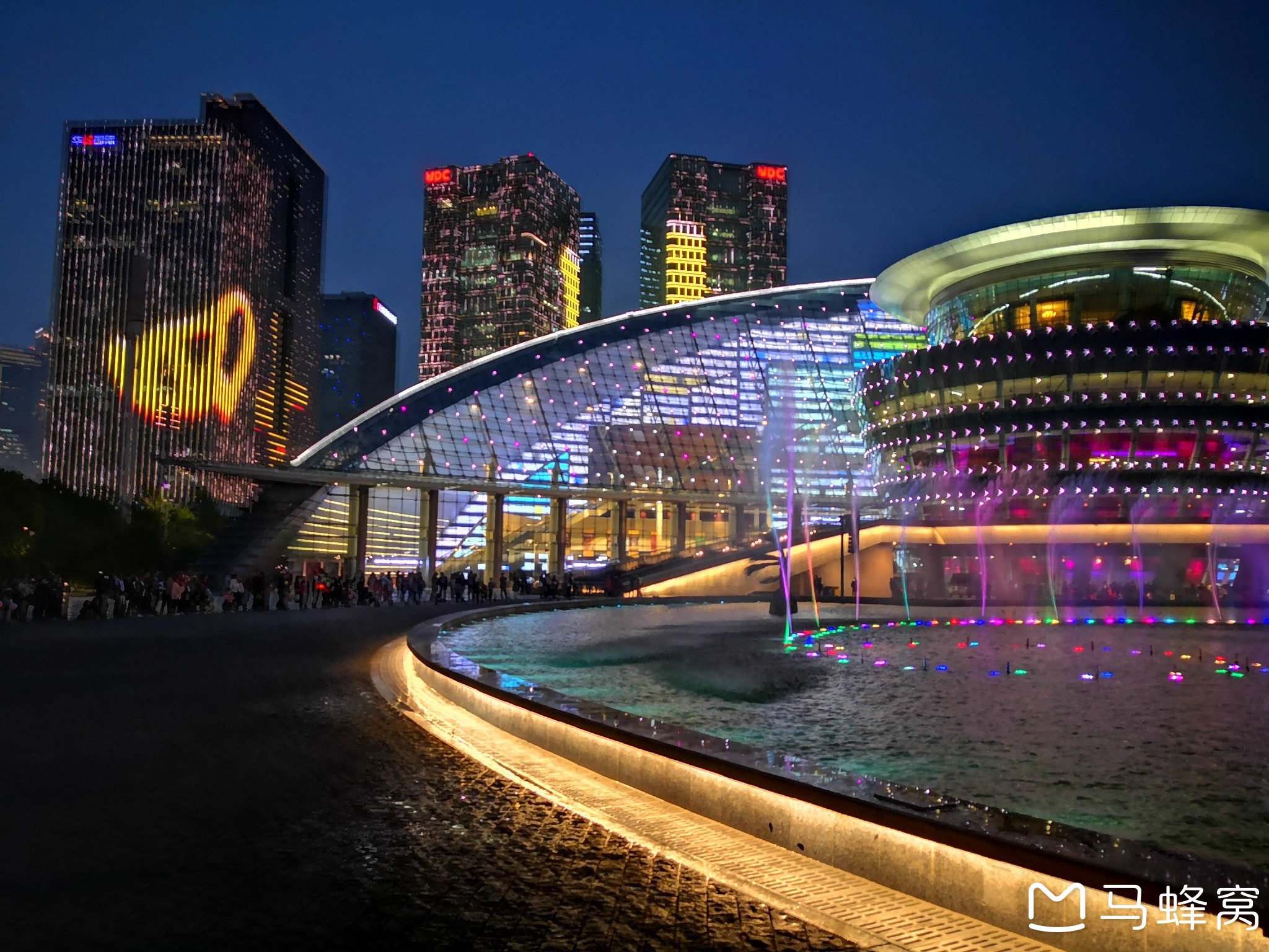 4月14日晚杭州江干区钱塘江边的"城市阳台"夜景----走遍杭州