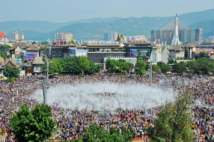                   泼水广场