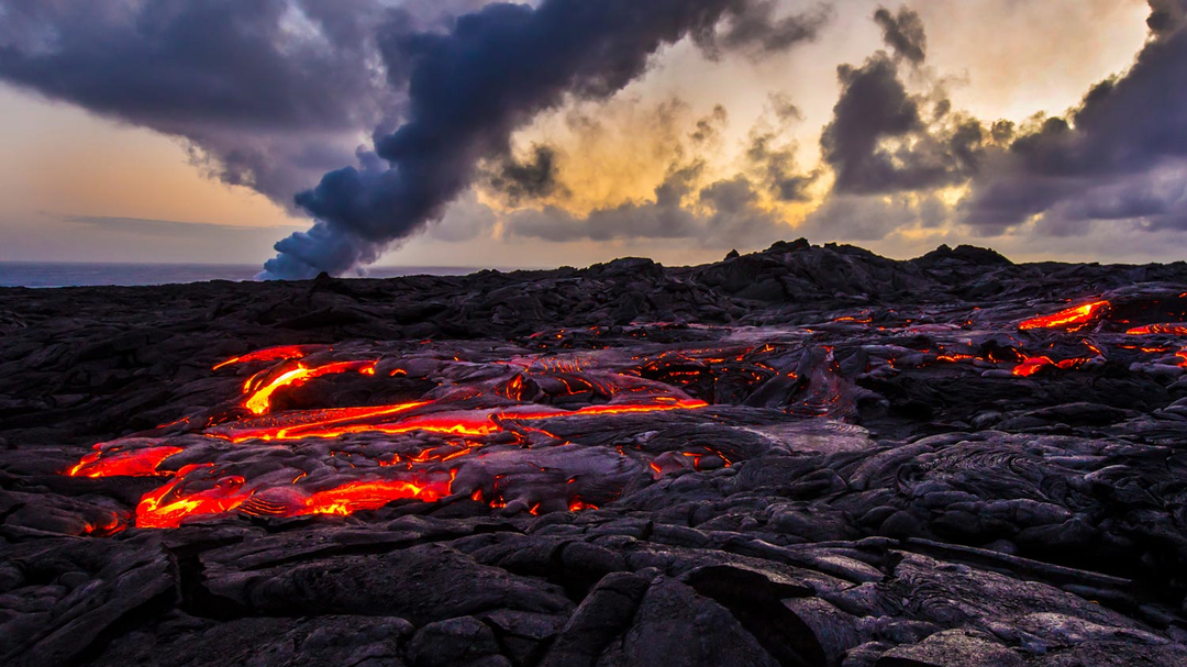 简介:夏威夷火山国家公园位于夏威夷大岛上,包括基拉韦厄火山和mauna