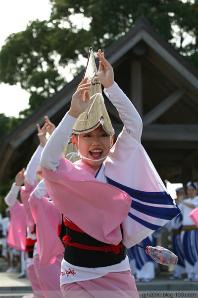 最初是在8月中旬的盂兰盆节跳的一种舞蹈,后来演变为节庆舞蹈.