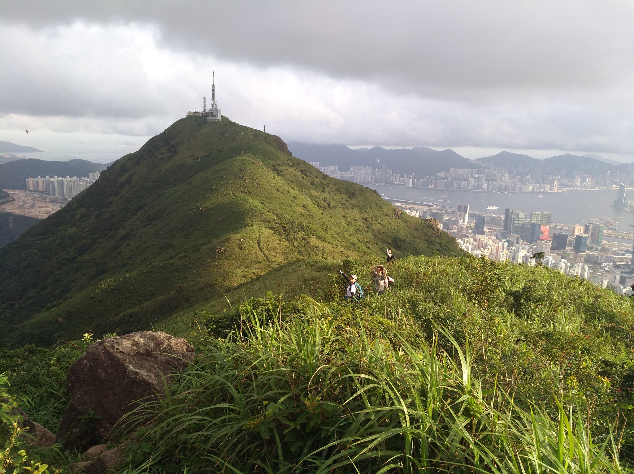 mikeliu at large香港飞鹅山(自杀崖)-八点钟,有骨气!