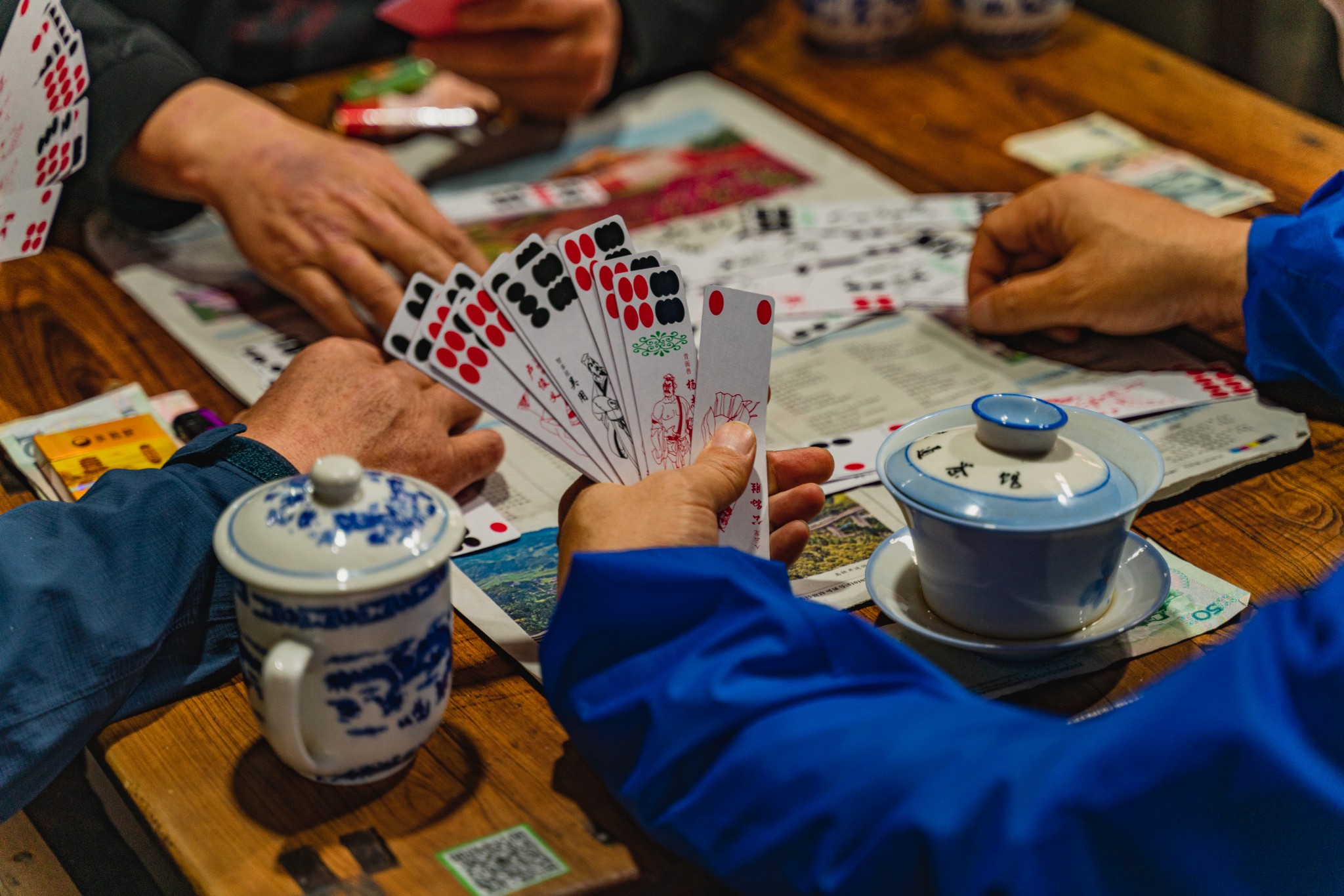 很多重庆人来交通茶馆,约上两三好友,泡一壶好茶后下一盘棋或者打桥牌