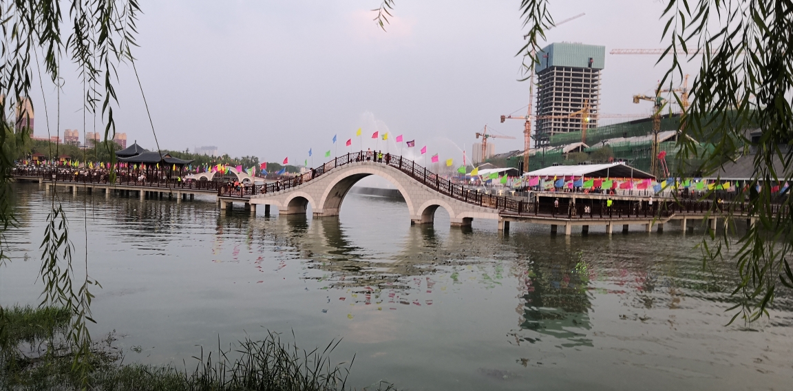 泰安泮河小镇夜景很美!