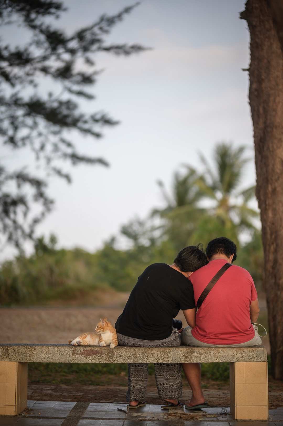 当这位单亲妈妈感觉心灵超级累的时候,儿子的肩膀是她的依靠.