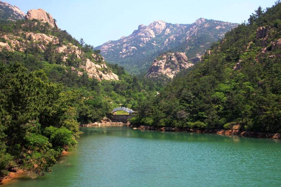 景区距青岛,烟台,威海三市一小时车程,交通便利.