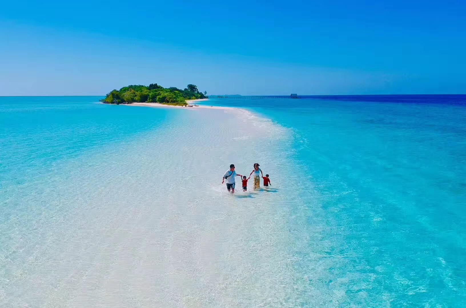 汀帕汀帕岛这个无人居住的小岛,长长的拖尾沙滩一直延伸如海,在眼前