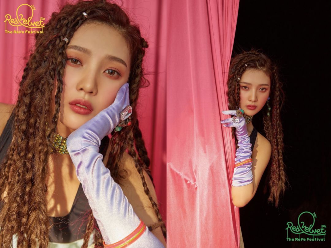 iu的mv里的脏辫造型也很好看,脏辫反而凸显了她的少女感.