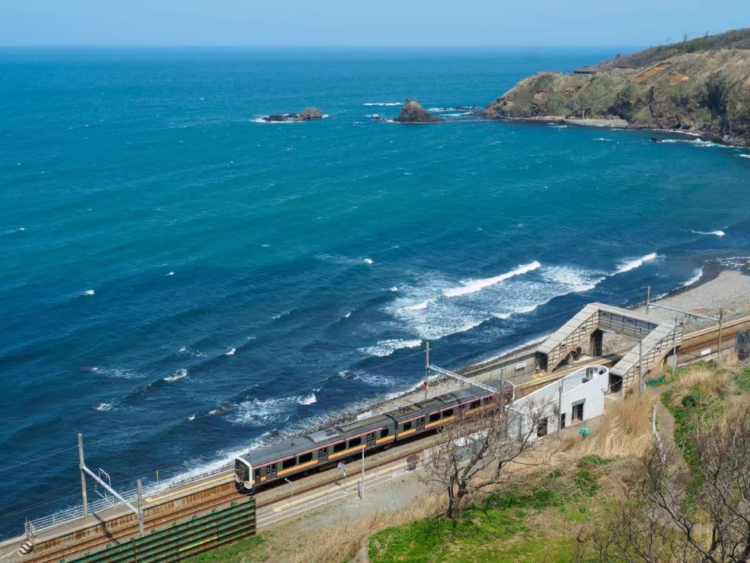 jr信越本线,新潟県柏崎市 青海川駅是离日本海最近的车站,海边有一个