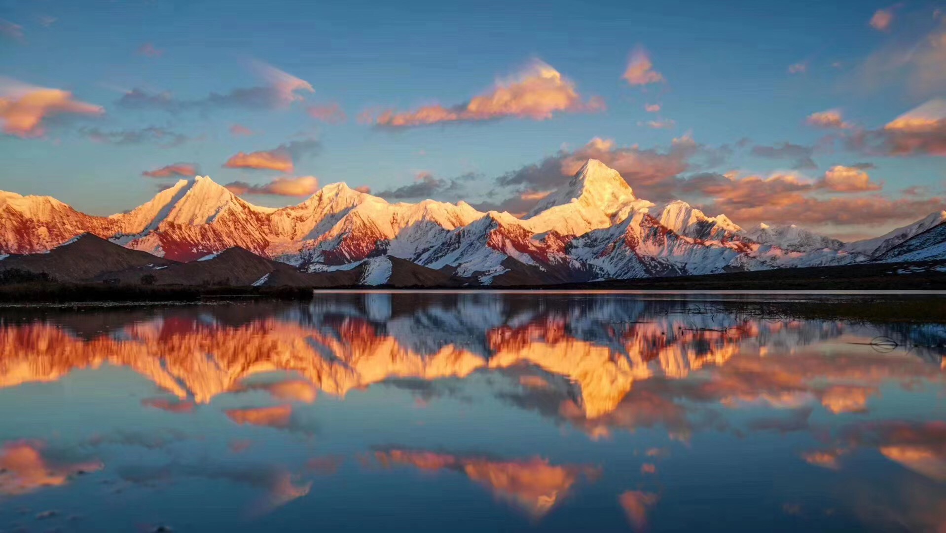 冷嘎措"冰封的眼泪 一座威严的雪山.