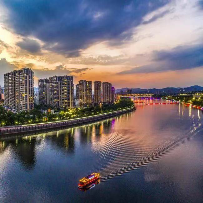 梅江从梅州城的中间穿城而过,梅江河畔景色宜人,沿江两岸风景如画